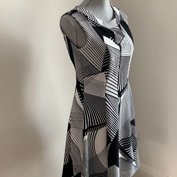 🌈 3/$20 En Focus black and white abstract sleeveless cocktail dress - Picture 4 of 8